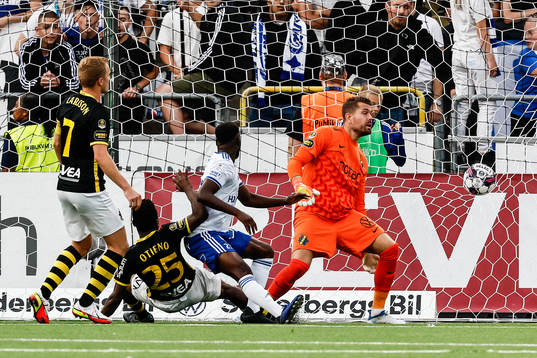 IFK Norrköpings Maic Sema gör 2-3 på AIKs målvakt