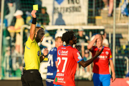 Helsingborgs Benjamin Acquah får gult kort av domaren
