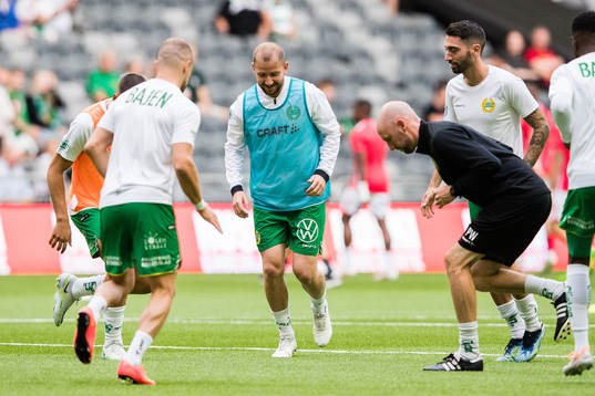 Hammarbys Darijan Bojanic värmer upp innan fotbollsmatchen