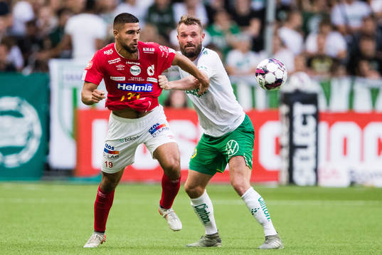 Degerfors Omar Faraj i kamp om bollen med Hammarbys Mads