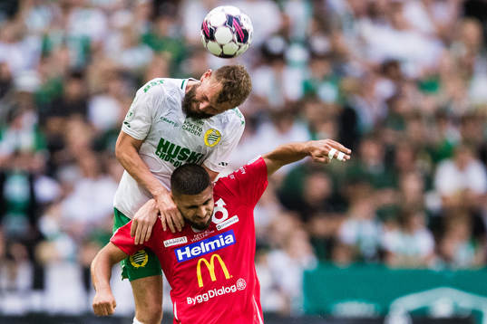 Hammarbys Mads Fenger i en nickduell med Degerfors Omar