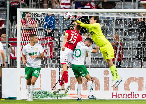 Hammarbys målvakt Davor Blazevic boxar bort bollen