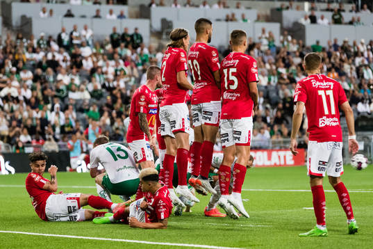 Degerfors spelare försvarar sig på en frispark