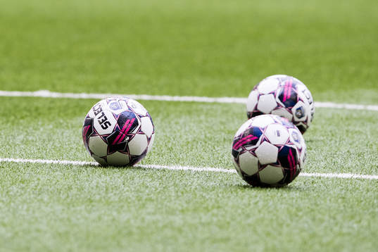 Tre stycken bollar innan fotbollsmatchen i Allsvenskan