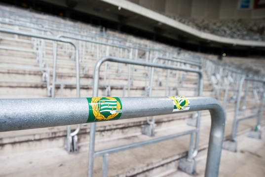 En klisterlapp med Hammarbys emblem på innan
