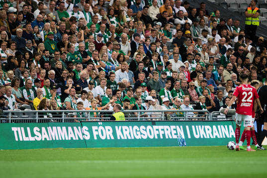 En LED-skärm med texten TILLSAMMANS FÖR KRIGSOFFREN I
