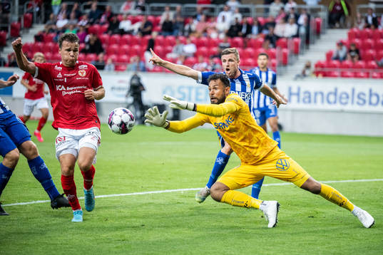 Kalmars Simon Skrabb och IFK Göteborgs målvakt Warner Hahn