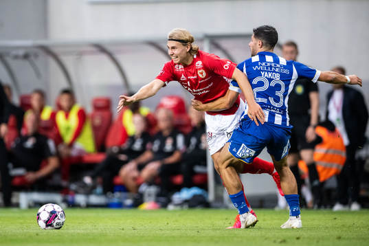 Kalmars Sebastian Nanasi och IFK Göteborgs Kevin Yakob