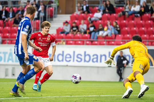 Kalmars Oliver Berg och IFK Göteborgs målvakt Warner Hahn