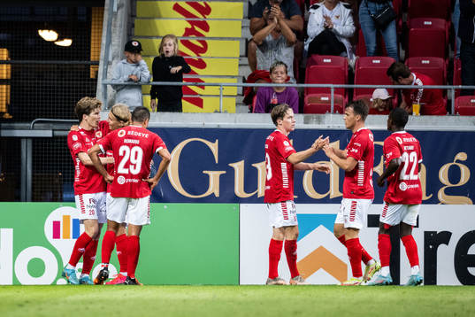 Kalmars Simon Skrabb jublar med lagkamrater