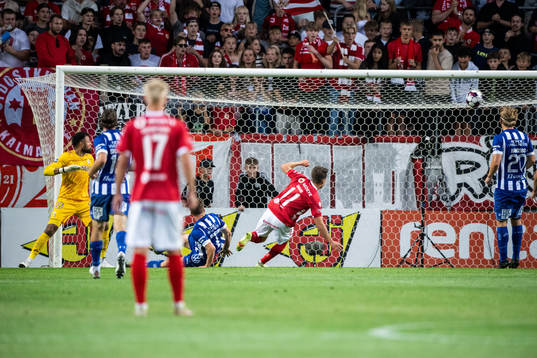 Kalmars Simon Skrabb gör 1-0 bakom IFK Göteborgs målvakt