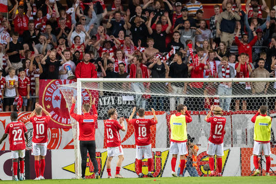 Kalmars spelare jublar