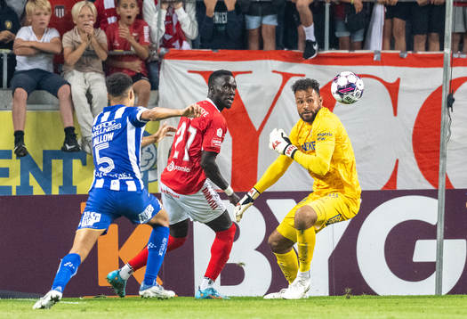 Kalmars Papa Diouf och IFK Göteborgs målvakt Warner Hahn