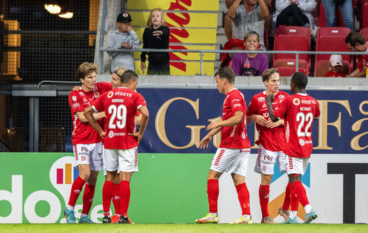 Kalmars Simon Skrabb jublar med lagkamrater