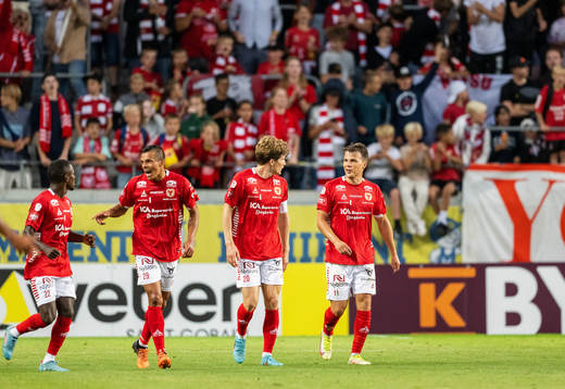 Kalmars Simon Skrabb jublar med Nahom Girmai Netabay,