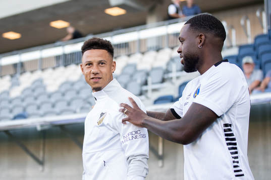 Häckens Tobias Sana och Sirius Christian Kouakou