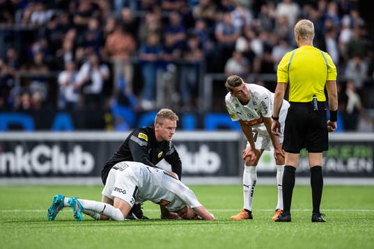Häckens Tomas Olai Totland har ont