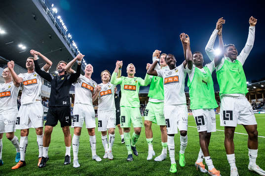 Häckens spelare jublar