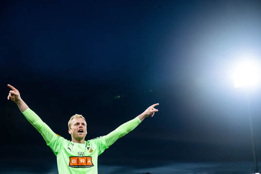 Häckens målvakt Peter Abrahamsson jublar