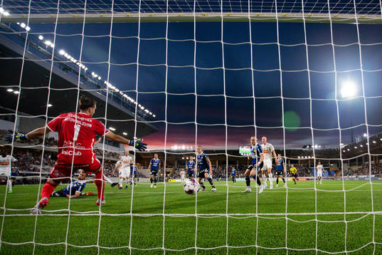 Häckens Alexander Jeremejeff gör 0-1 på Sirius målvakt