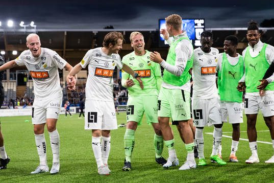 Häckens spelare jublar