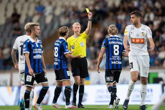 Domare Adam Ladebäck delar ut en varning till Sirius Tim