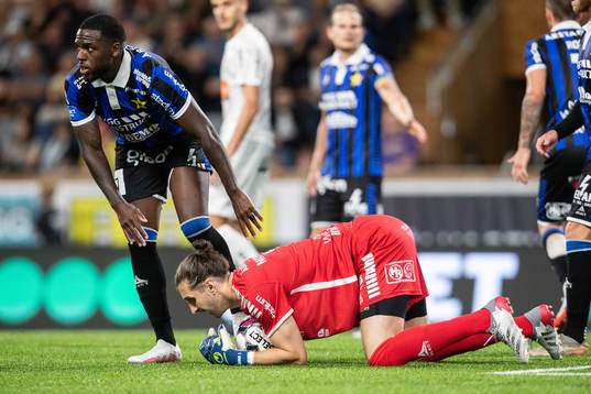 Sirius Christian Kouakou och målvakt David Mitov Nilsson