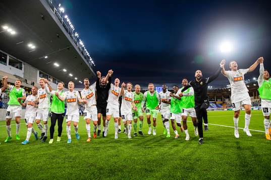 Häckens spelare jublar
