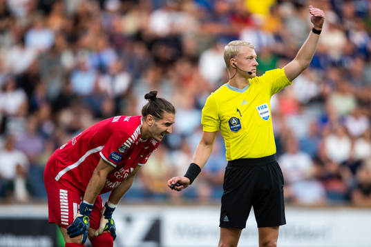 Sirius målvakt David Mitov Nilsson och domare Adam