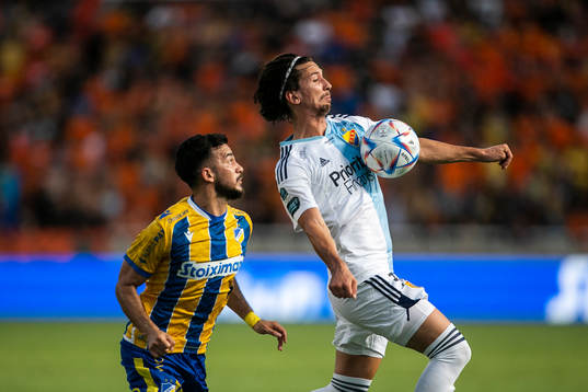 Giannis Satsias of Apoel and Gustav Wikheim of Djurgården