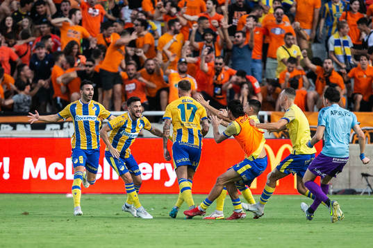 Danny Blum of Apoel celebrates with team mates