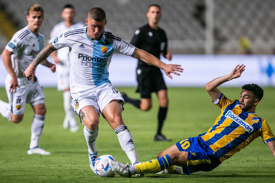 Victor Edvardsen of Djurgården and Lucas Villafanez of