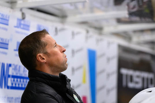 Rögles tränare Cam Abbott deppar
