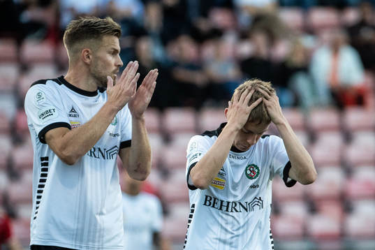 Örebros Erik Björndahl och Valgeir Valgeirsson deppar