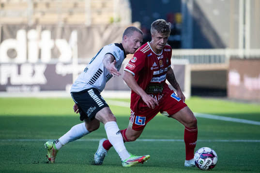 Örebros Valgeir Valgeirsson och Skövde AIKs Kevin Holmen