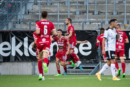 Skövde AIKs Yoann Fellrath jublar med lagkamrater