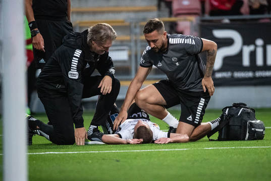 Örebros Samuel Dahl har ont och får vård