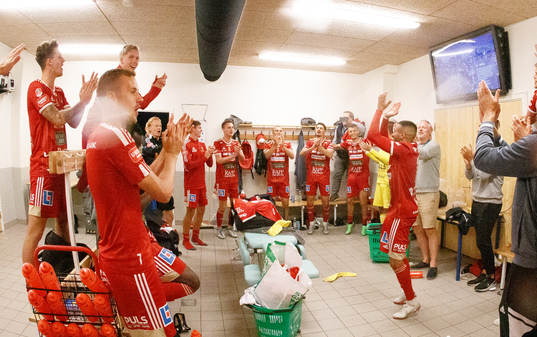 Skövde AIK jublar i omklädningsrummet