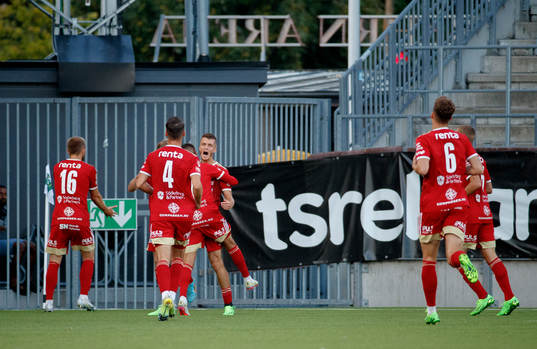 Skövde AIKs Yoann Fellrath jublar med lagkamrater