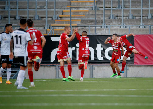 Skövde AIKs Yoann Fellrath jublar med lagkamrater