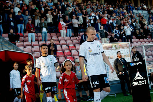 Örebros Daniel Gustavsson på väg ut till fotbollsmatchen