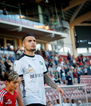 Örebros Ahmed Yasin på väg ut till fotbollsmatchen i