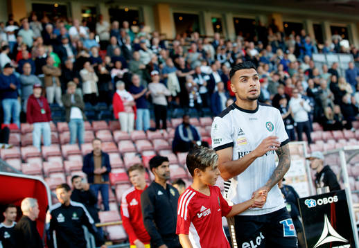 Örebros Ahmed Yasin på väg ut till fotbollsmatchen i