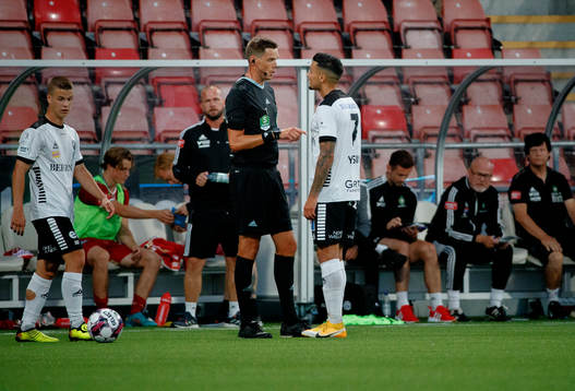 Örebros Ahmed Yasin i samtal med domaren Magnus Lindgren