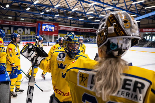 goaltender Ida Boman and goaltender Emma Söderberg of
