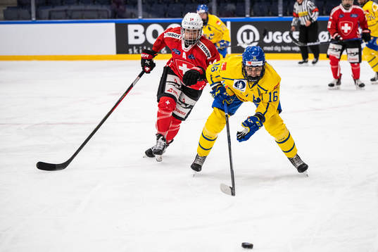 Evelina Raselli of Switzerland and Linnea Johansson of
