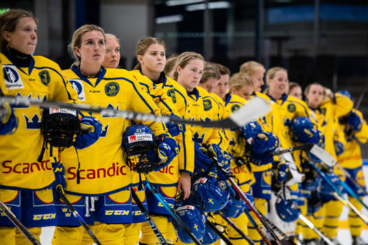 Players of Sweden look dejected