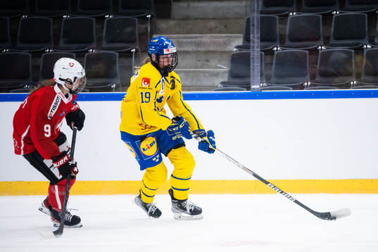 Shannon Sigrist of Switzerland and Sara Hjalmarsson of