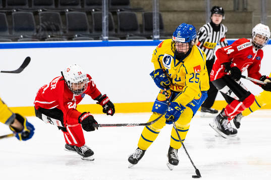 Noemi Ryhner of Switzerland and Lina Ljungblom of Sweden