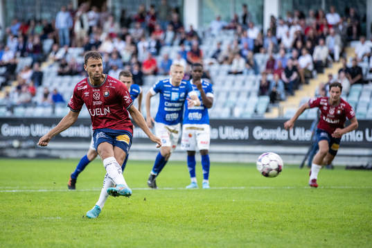 Örgrytes Jonathan Azulay gör 2-1 på straff